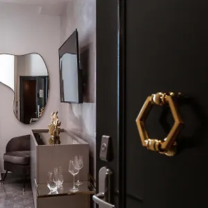 https://daphne-trevi-luxury-rooms.it-romehotels.com